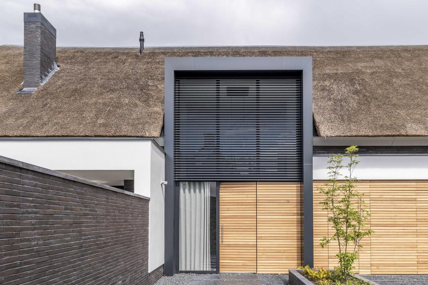 sunshield-75e-rectangle-at-entrance-son-en-breugel-170504-12-2